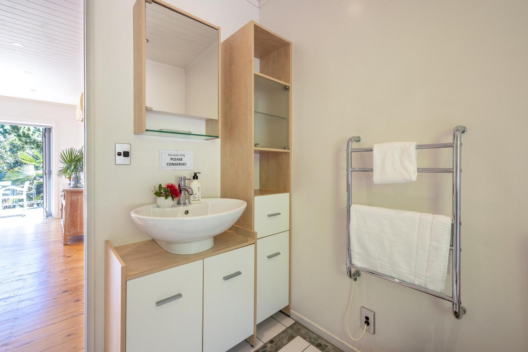 Tawa Cottage - Coast & Country Oneroa Екстериор снимка